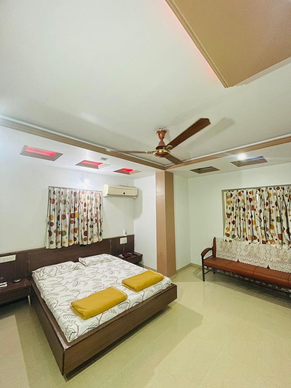 Hotel Rajdhani And Guest House Gujarat - Best Family Hotel In Halol Near Pavagadh And Halol Gidc מראה חיצוני תמונה